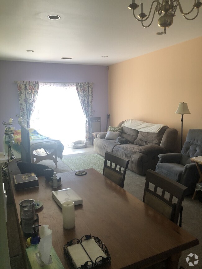 Building Photo - 82 Sommer Ln Unit 2 BDRM 1 BATH Rental