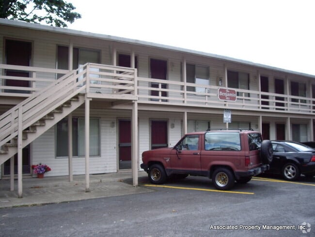 Building Photo - 182 NE Jackson St Rental