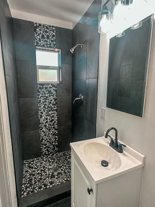 Photo - Spacious 3 Bedroom 2 bath Midtown! House