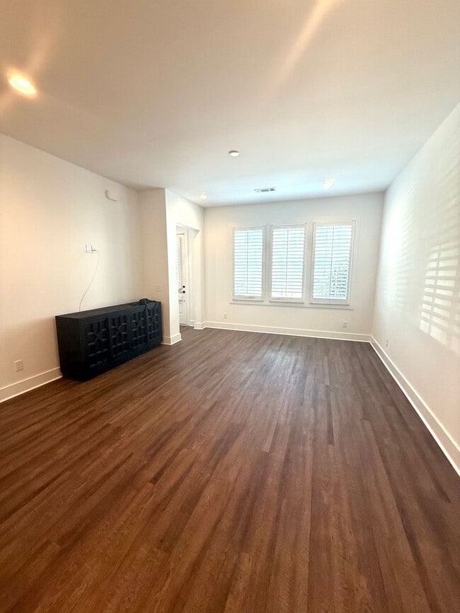 Photo - ** 3 Bed 3 Bath located in Hampstead ** Ca...