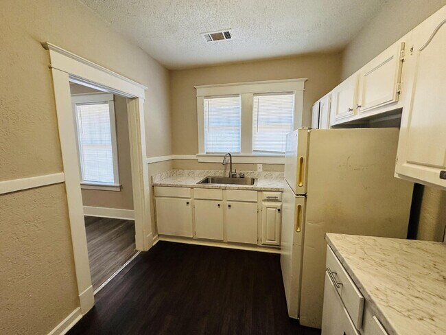 "Charming Retreat in Memphis: Spacious 1171 Sq Ft with Full Bathroom!"