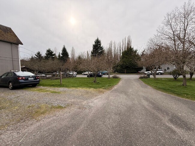 Photo - 3bdrm/2 bath house with a yard, laundry, and parking in Happy Valley!