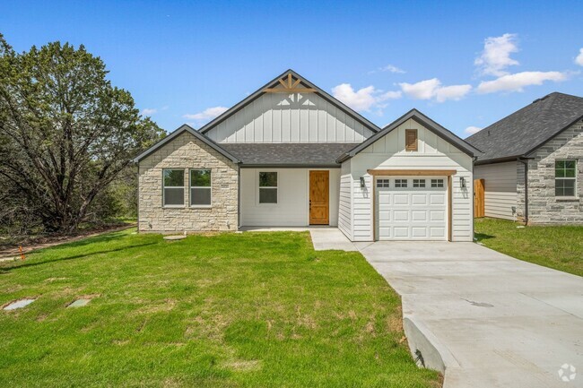 Building Photo - COMING SOON! 3/2 with high ceilings & GREA... Rental