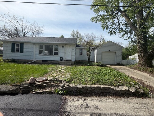 Building Photo - 3 Bedroom and 1 bath