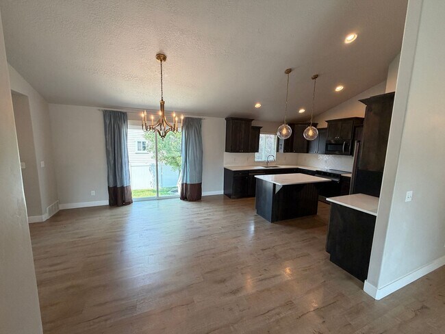 Photo - Spacious 6-Bedroom Home for Rent in Lehi