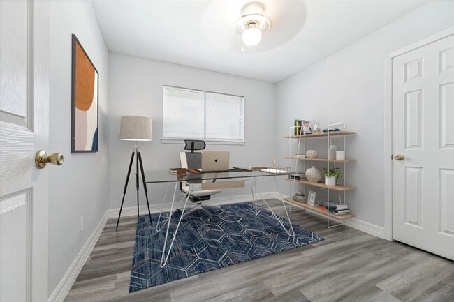 Photo - 6902 Burgess St