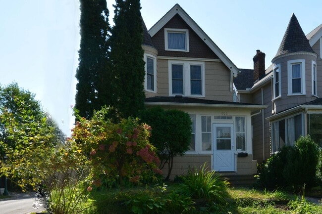 Building Photo - Beautiful 3-Bed 1.5-Bath Home in St. Paul!