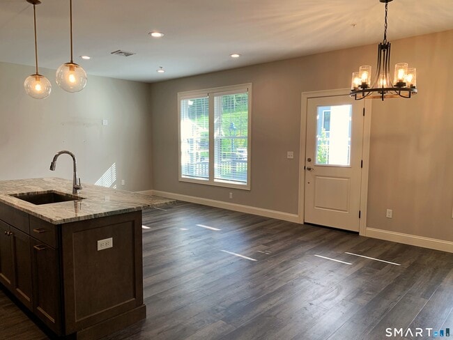 Photo - 501 Edgewater Cir