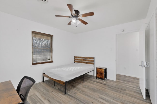 Photo - 404 Nottingham Dr