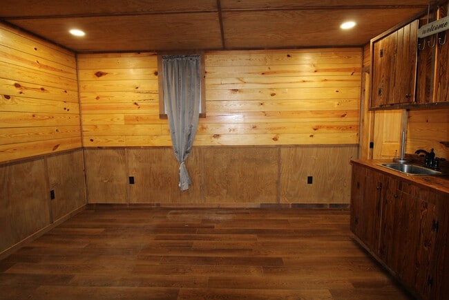 Photo - 900 Race Track Rd