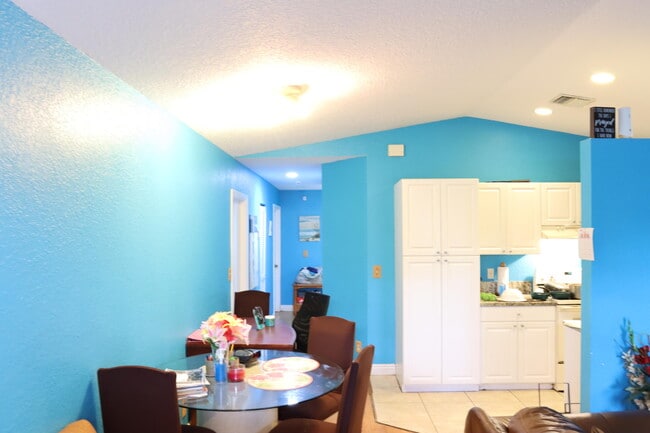 Photo - 2122 E Ridge Circle East