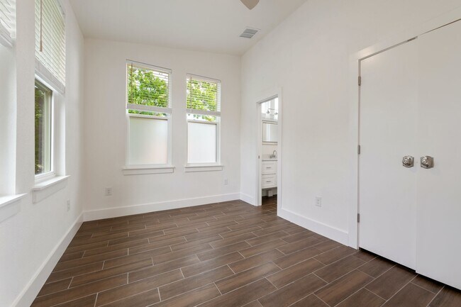 Building Photo - 4416 Rosedale Ave Unit 2