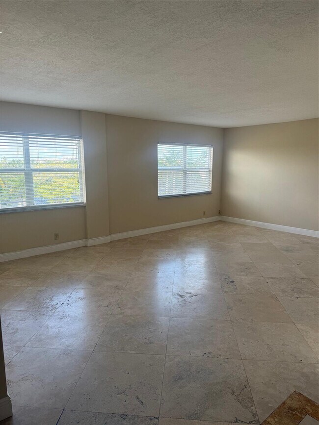 Photo - 2555 NE 11th St Unidad 502