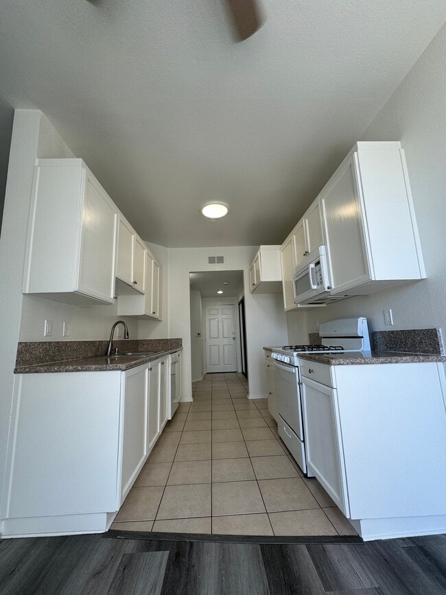 4343 Whitsett Ave Unit 203