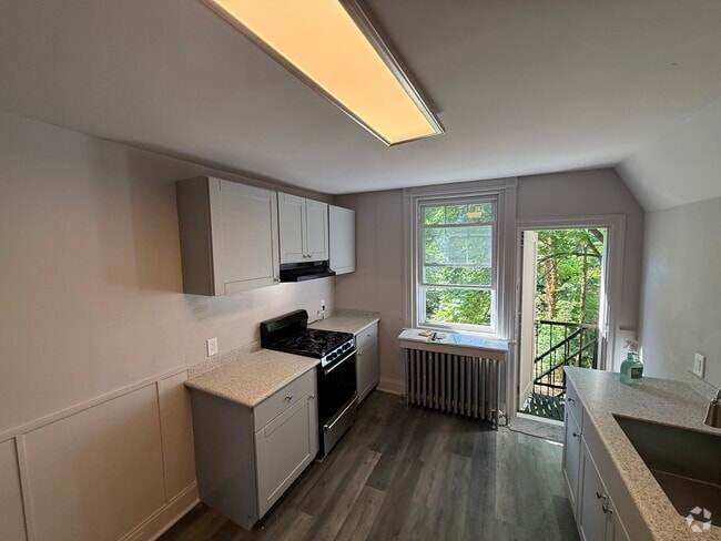 Building Photo - 20 W Stratford Ave Unit 3rd Rental