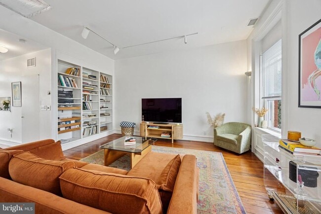 Photo - 1731 Bainbridge St