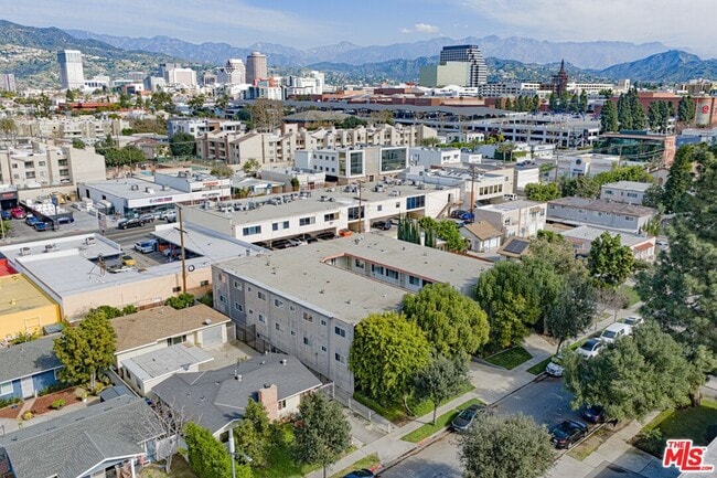 Building Photo - 447 W Elk Ave