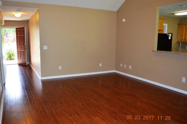 Photo - 8 Lincolnshire Ln