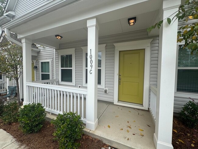 Building Photo - Cover front porch, two bedroom 2 1/2 bath ... Rental