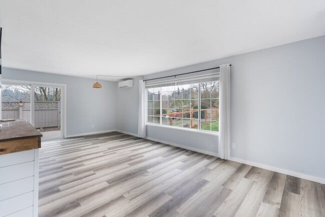 LARGE FOUR BEDROOM HOME WITH TWO KITCHENS
