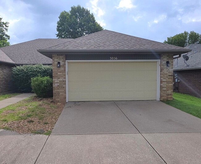 Building Photo - Rare 2 bedroom 2 bathroom duplex with 2 car garage! $1150