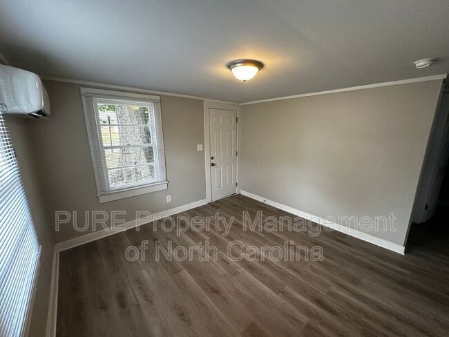 Photo - 928 Dixie St