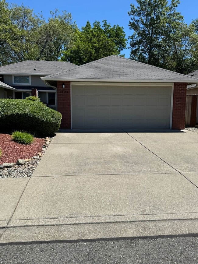 Building Photo - 2 bedroom 2 bath duplex for rent in Grants  Pass