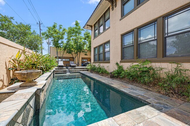 Photo - 702 Avondale St