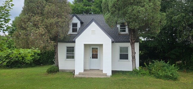 Building Photo - 13497 Center Rd