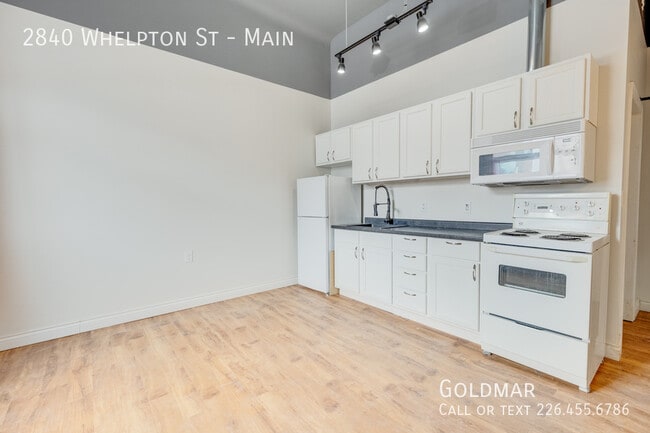 Photo - New Listing in Ford City Unité Main