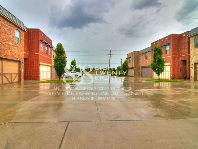 Building Photo - *AVAILABLE NOW!* Urban chic 3 bed/2.5 bath Townhome in West Norman!