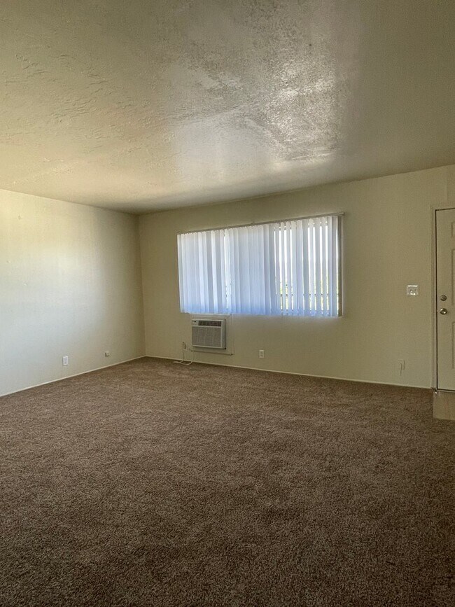 Photo - SPACIOUS 2 BED 1 BATH UPSTAIRS UNIT THAT O... Unidad 1565-08