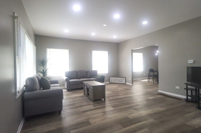 Stunning 4-Bedroom, 2 Bathroom Home - Stunning 4-Bedroom, 2 Bathroom Home