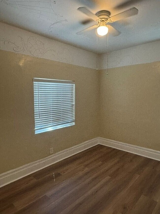 1153 W 37th Pl Unit 1