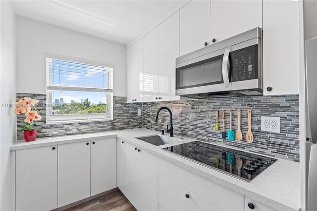 Building Photo - 2401 SW 10th St Unit 401 Rental