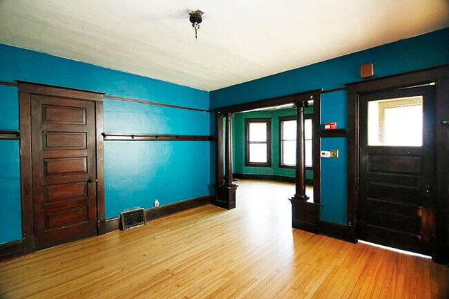 Photo - 1012 E Land Pl