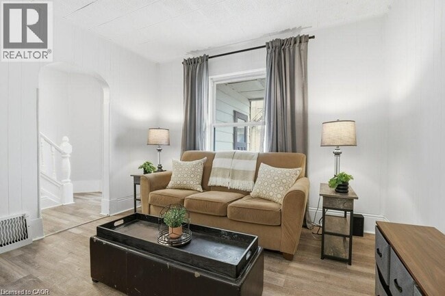 Photo - 391 Douro St