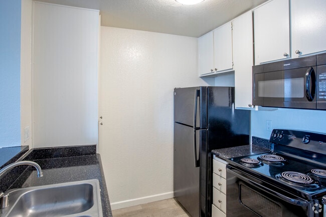 2BR - 2BA, 935SF