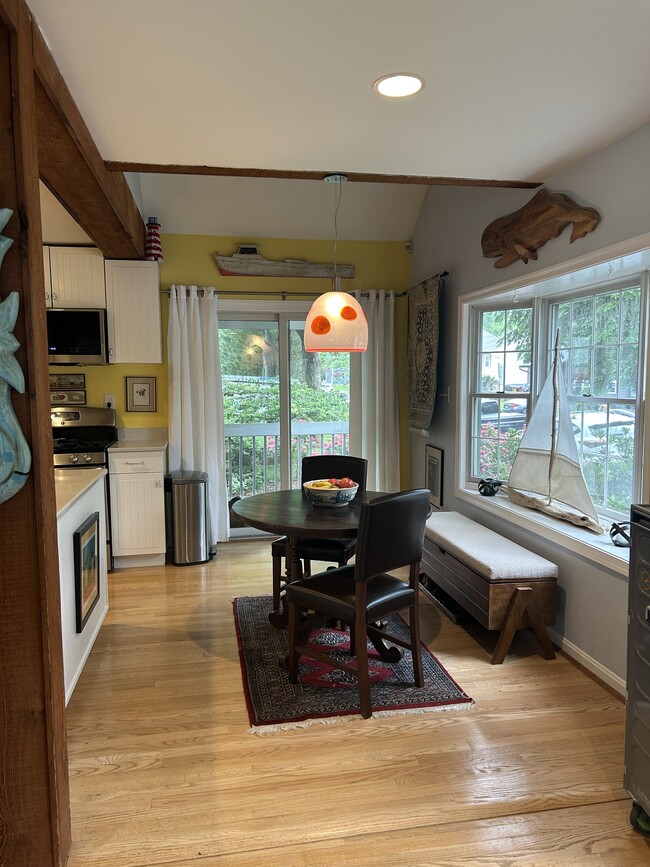 Breakfast area - 1111 Van Buren St