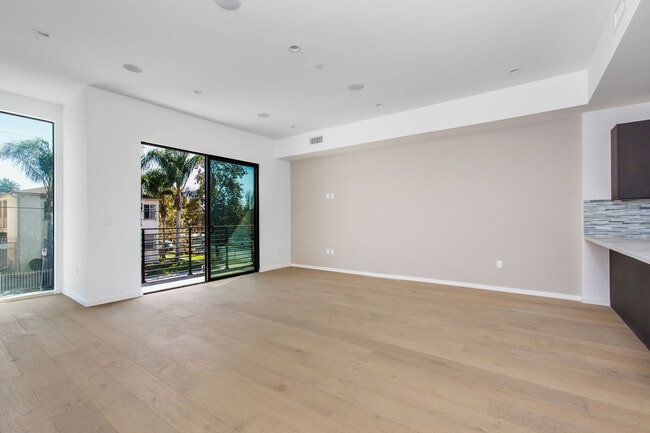 Photo - 2015 S Redondo Blvd