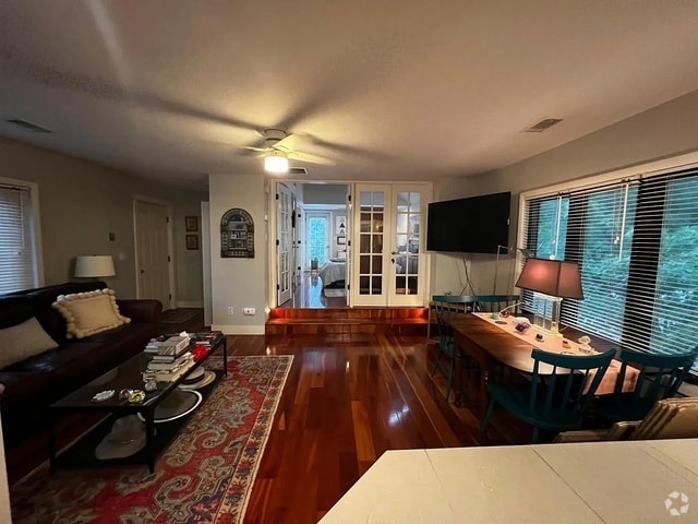 Building Photo - 2128 N Hoyne Ave Unit 2 Rental