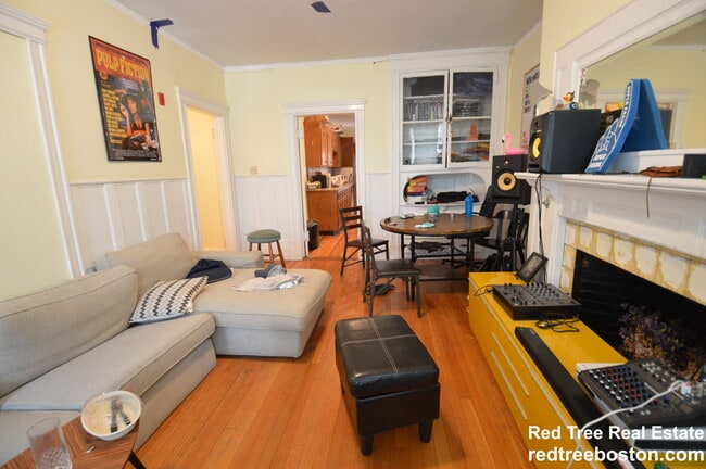 Building Photo - 1906 Beacon St Unit 2