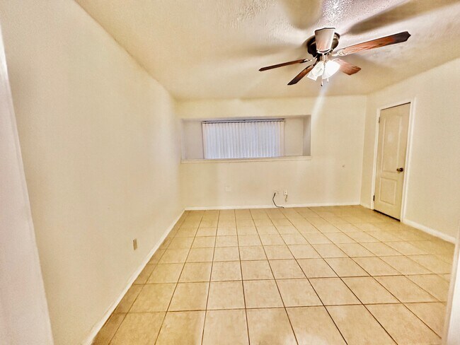 Photo - 320 S Avenue F