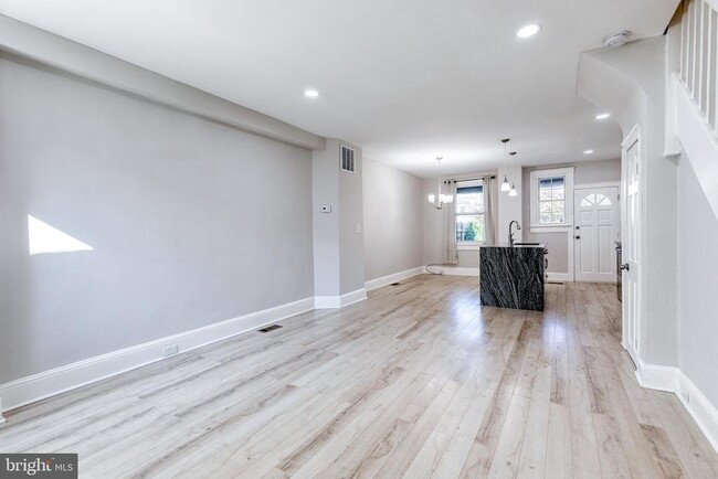 Photo - 824 W 32nd St Townhome