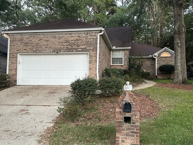 Building Photo - Beautiful 3/2 in Golf Course Community