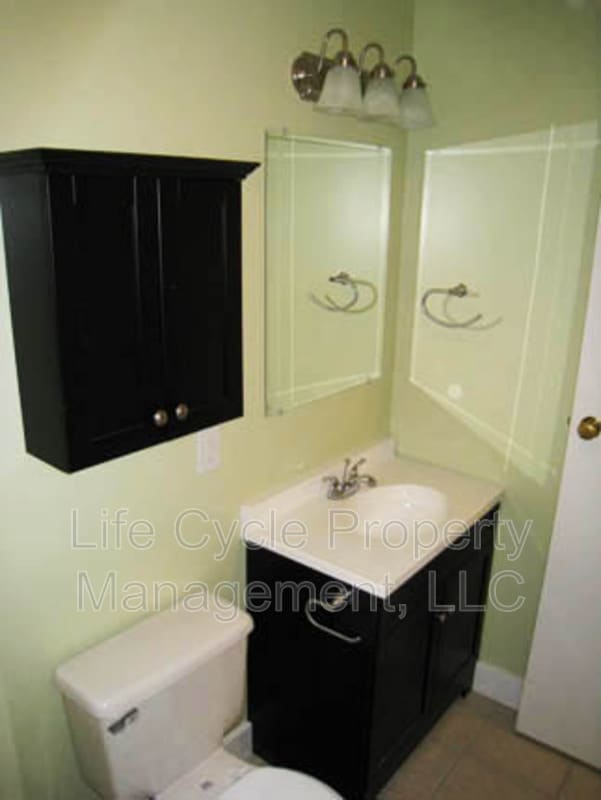 Photo - 815 College Ave NE