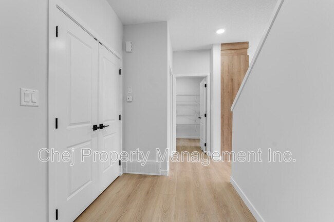 Photo - 6381 King Wynd SW