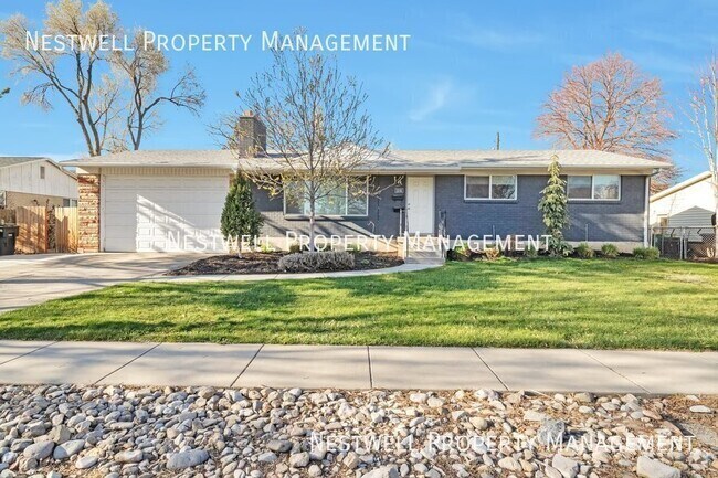 Building Photo - 1335 E Maplewood Cir Unit A Rental