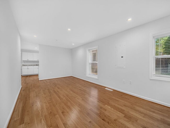 Photo - 3214 Dubois Pl SE
