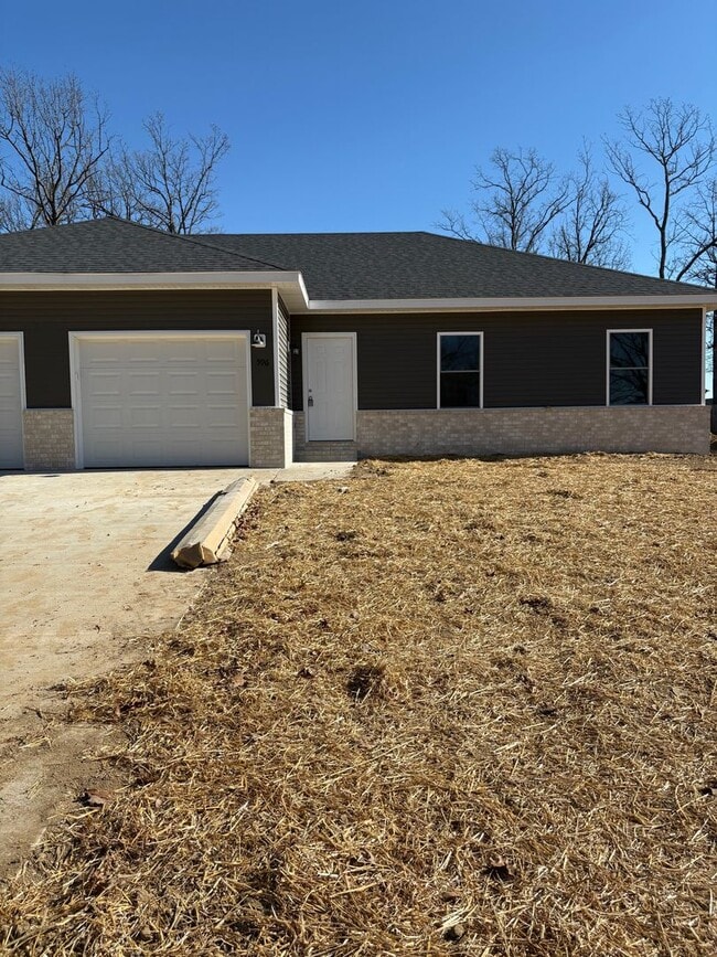 Building Photo - 598 N Airport Rd Unit 596  N Airport Rd